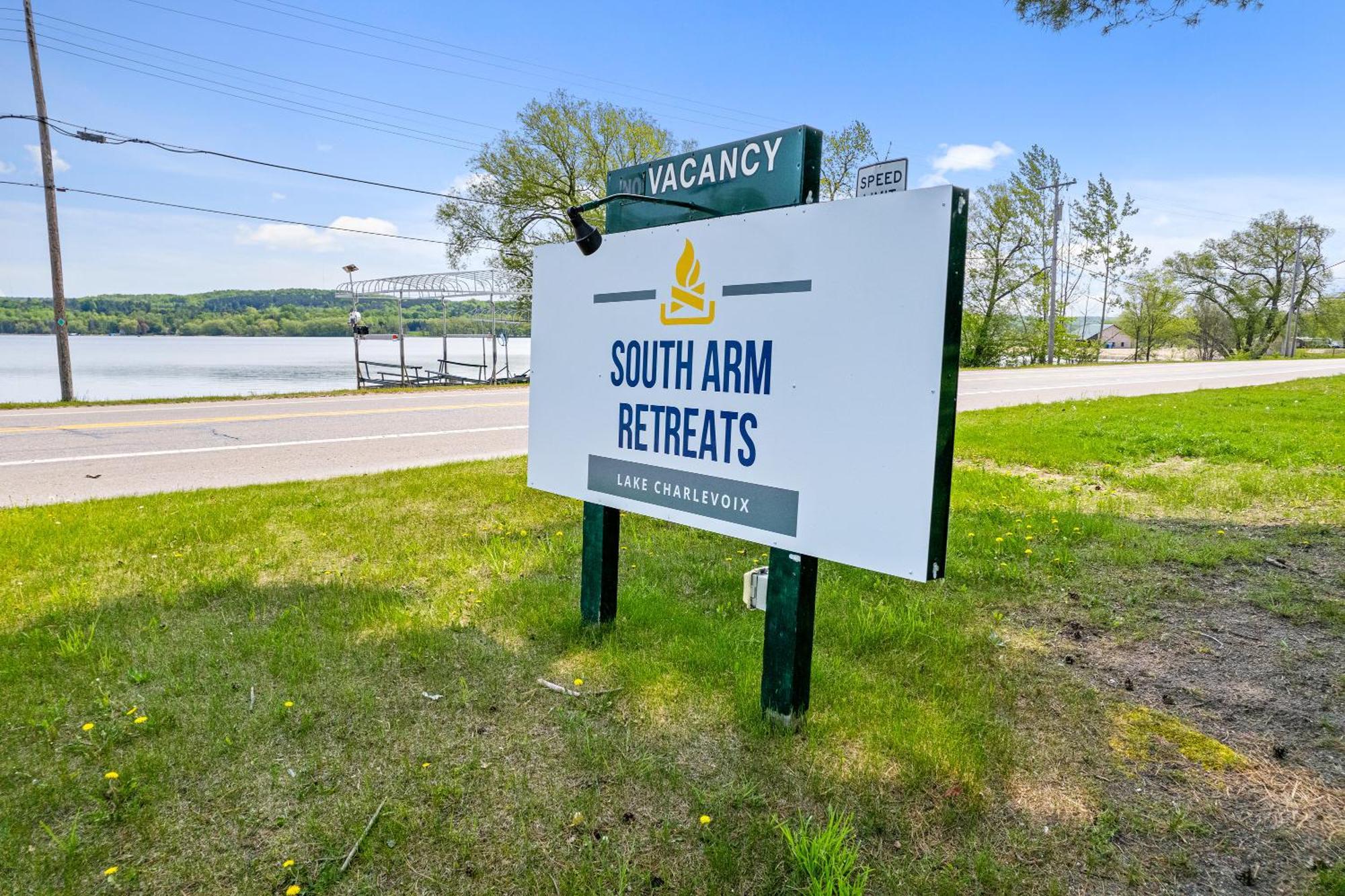 Мотель South Arm Retreats East Jordan Экстерьер фото