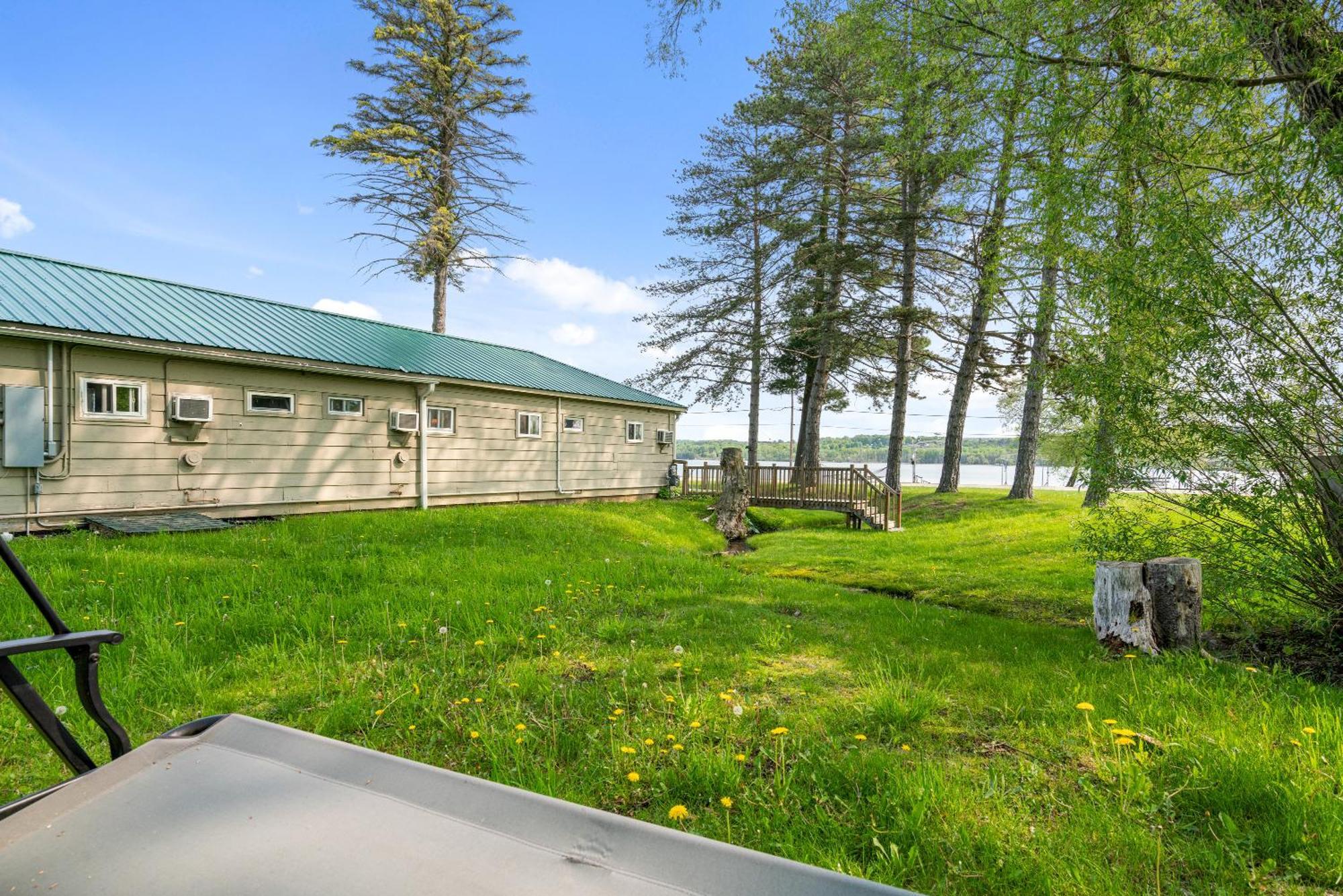 Мотель South Arm Retreats East Jordan Экстерьер фото
