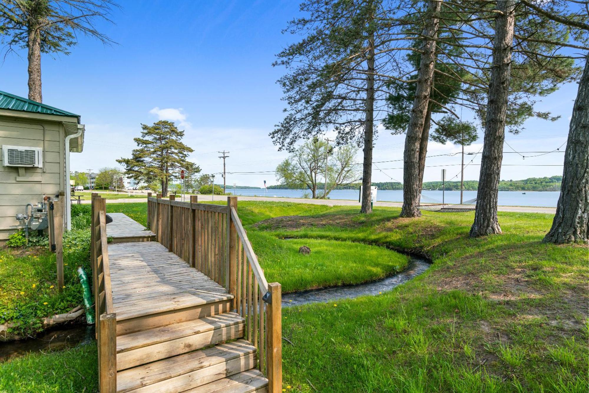 Мотель South Arm Retreats East Jordan Экстерьер фото
