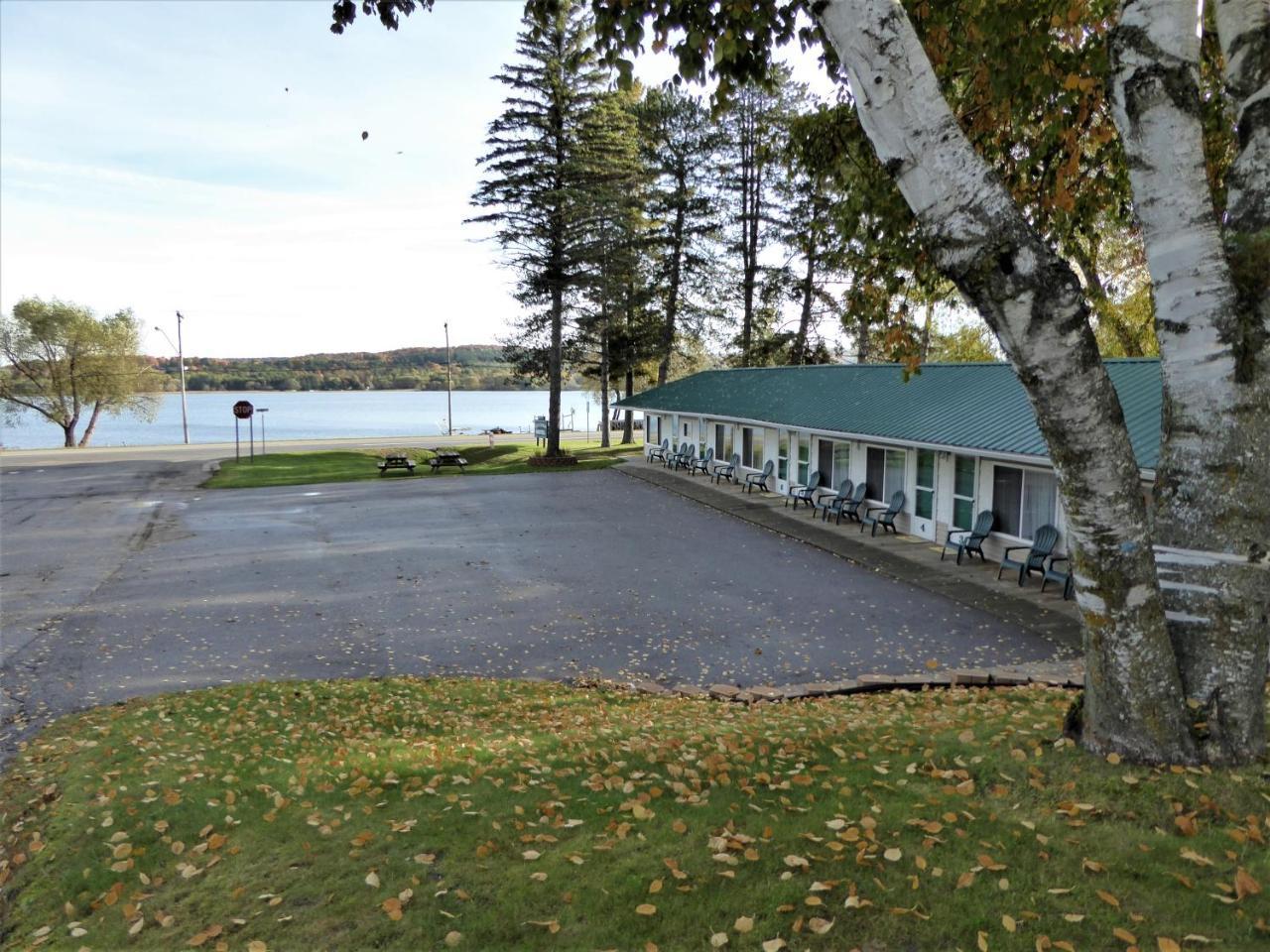 Мотель South Arm Retreats East Jordan Экстерьер фото